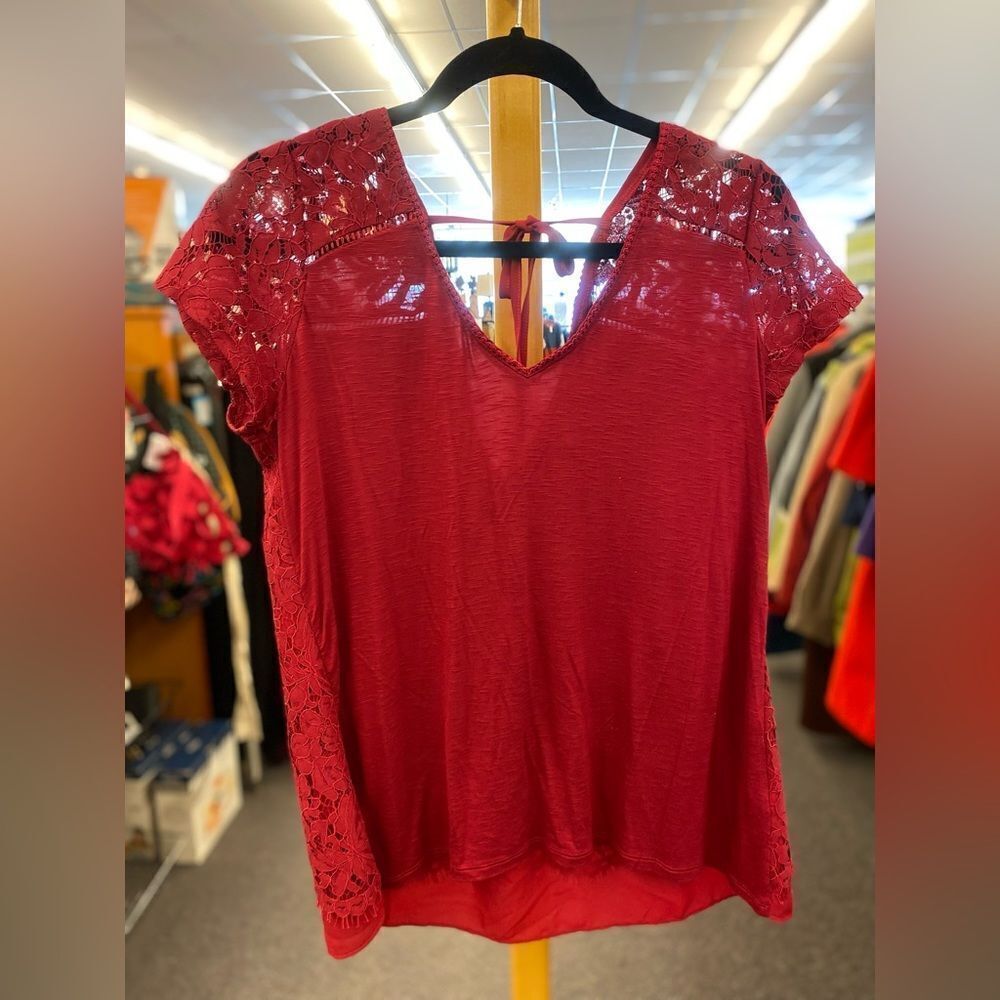 🛍️ white House Black Market Ladies Med Rd lace top
